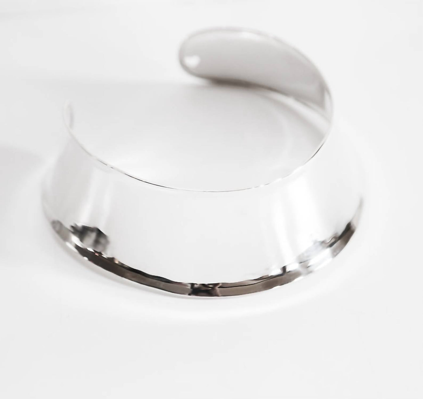 Avenue Chic - Women's Curve Collar Necklace