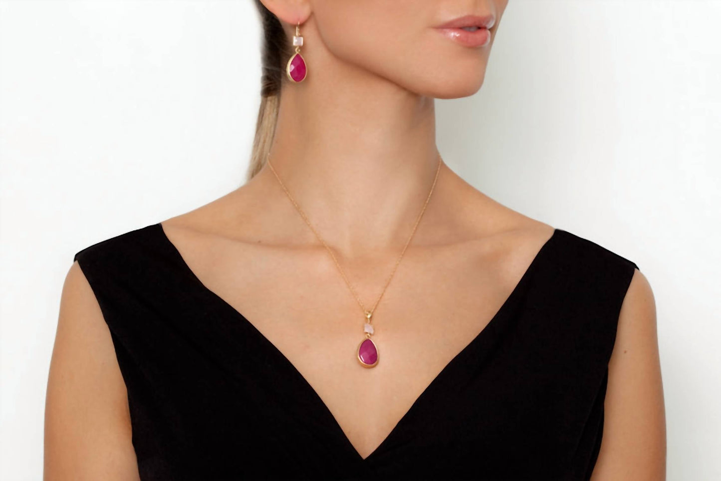 Avenue Chic - Women's Teardrop Necklace