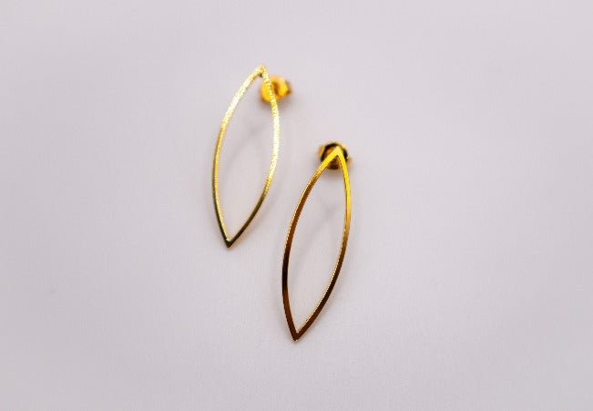 Golden Leaf Elegance Earrings – Elegant Gold Leaf Drop Jewelry