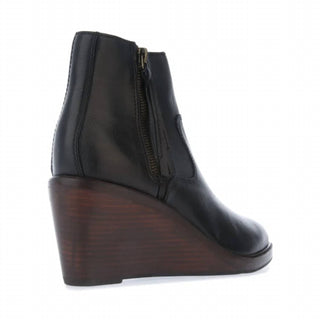 Clarks - Women's Clarkdale 2 Zip Leather Boot