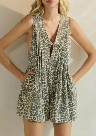 Veveret - Pleated V-neck Leopard Romper