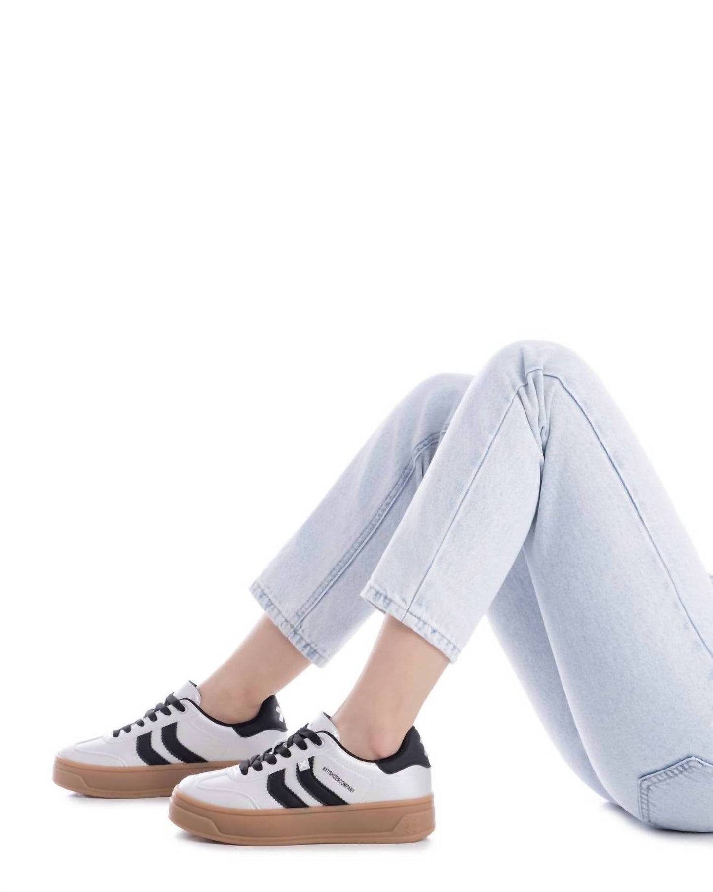 Xti - Women's 144585 Round Toe Sneakers