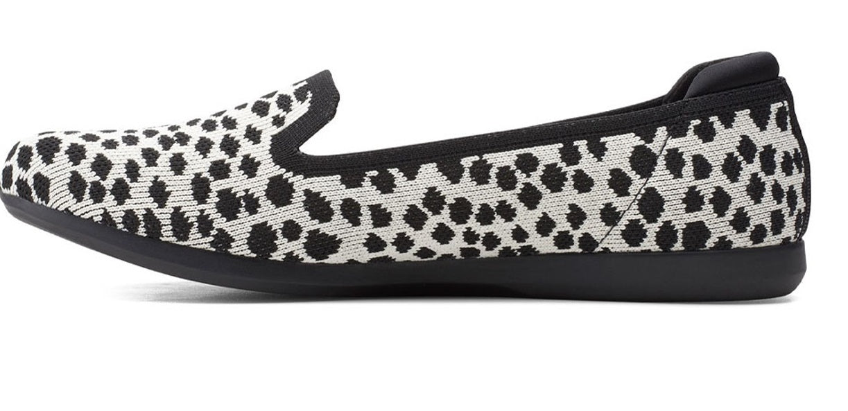 Clarks Women's Carly Dream Loafer Flat White/Black Interest Knit