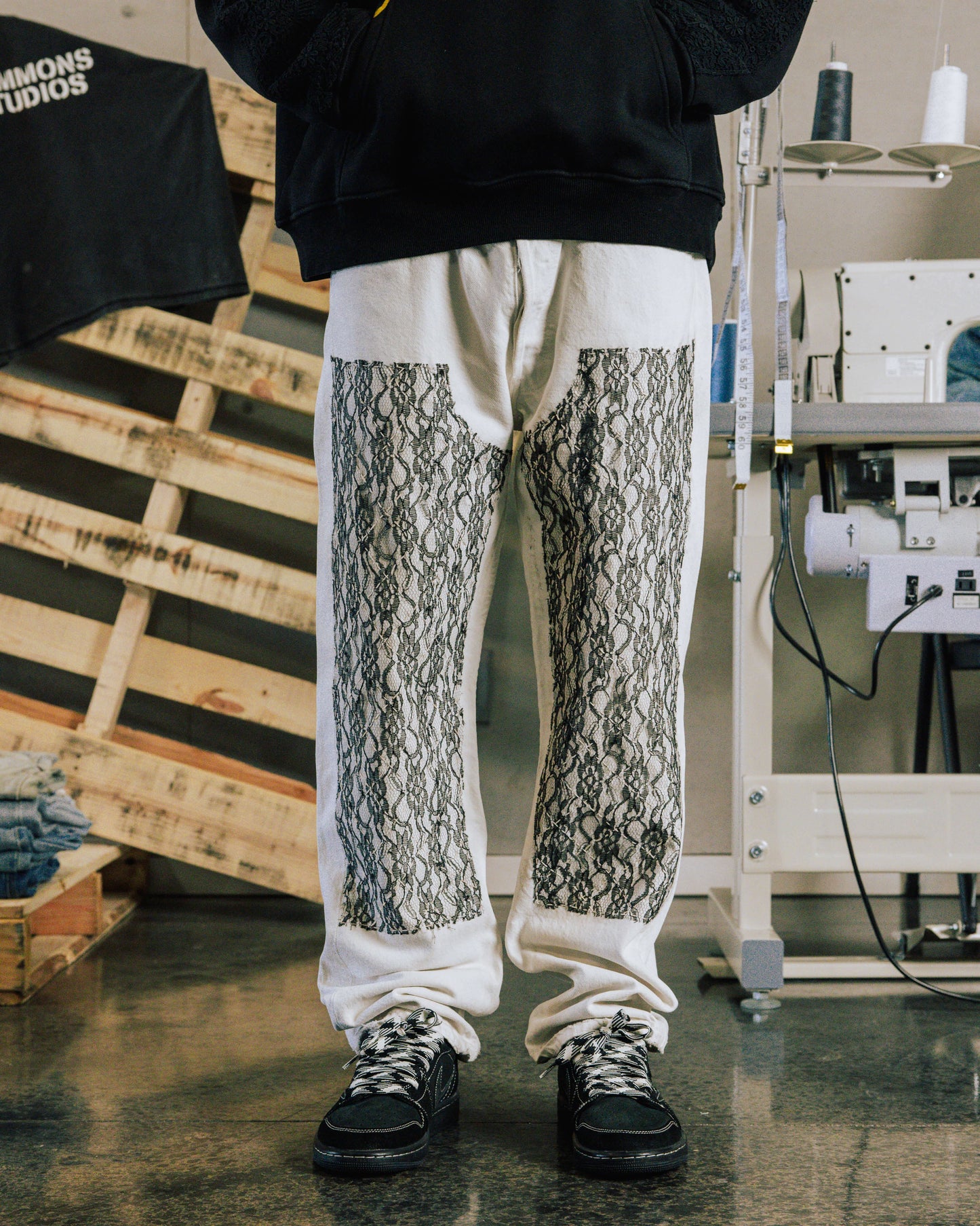COMMONS LACE HAND STITCHED DOUBLE KNEE PANT WHITE (R42)