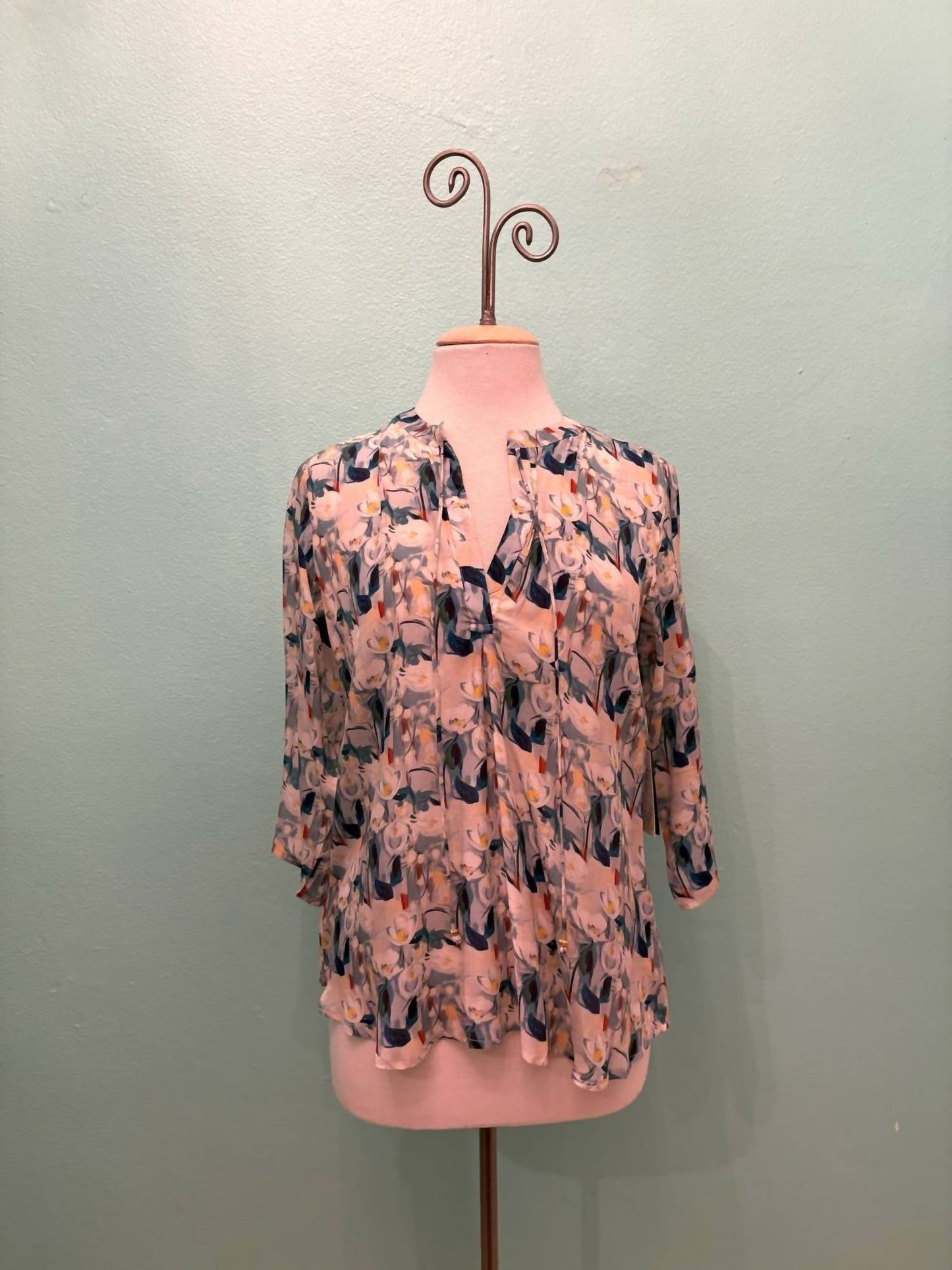 Apny - Women's Tulip Floral V-neck With Tassel Blouse