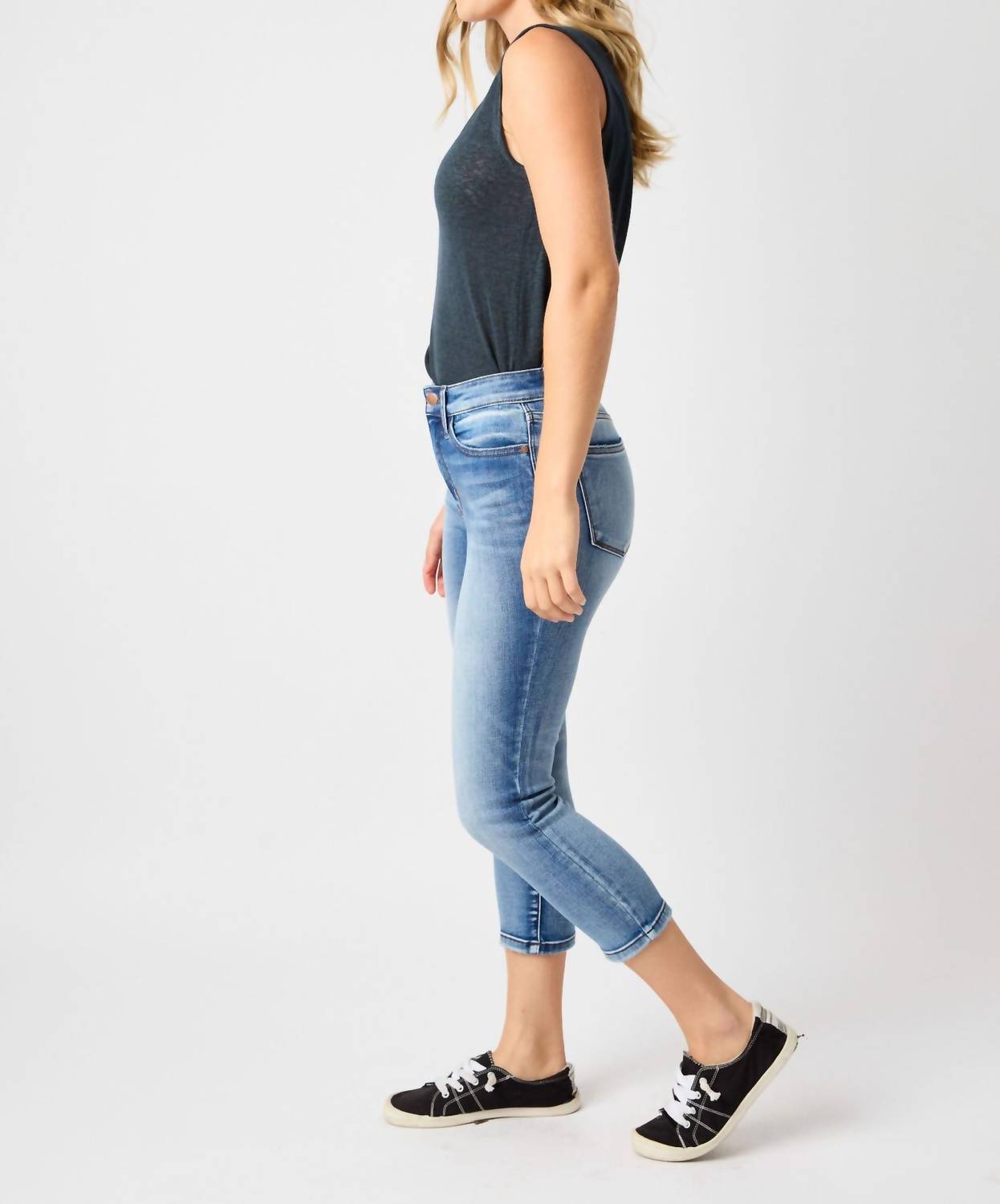 Judy Blue - Midrise Contrast Wash Capris