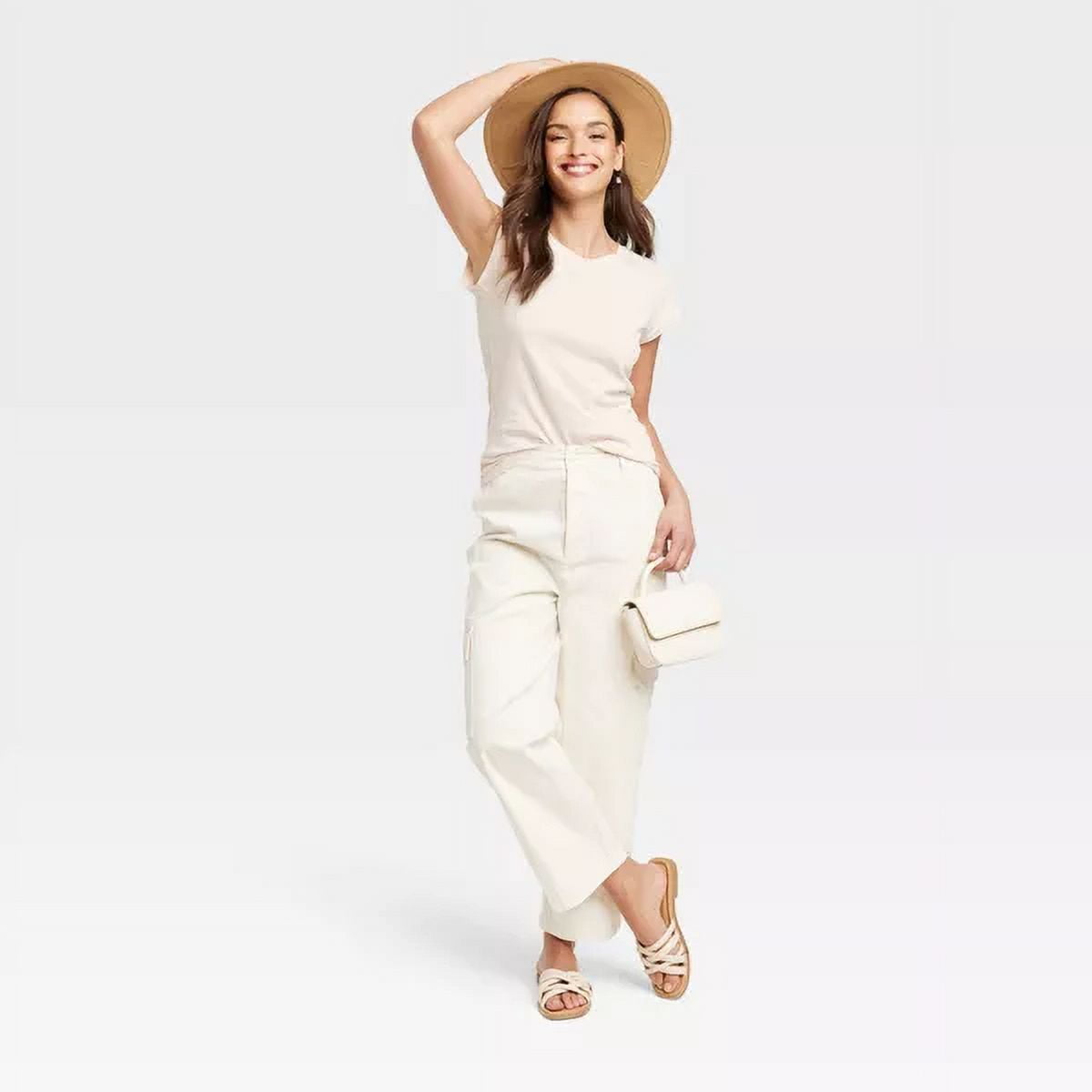 Universal Thread Women's Short Sleeve Fitted T-Shirt in Cream Size L
