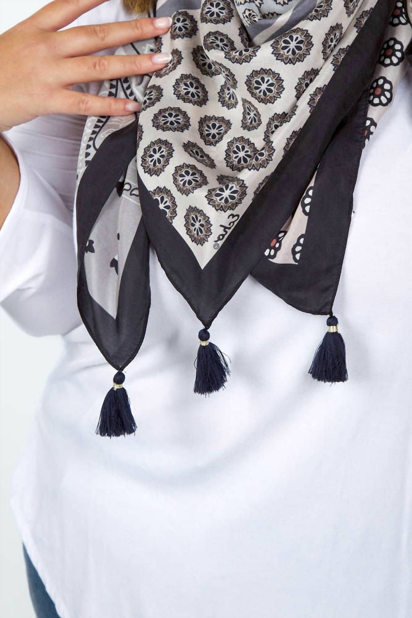 Echo - FOULARD SQUARE TASSEL SCARF