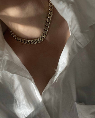 Eklexic - Women's Curb Chain And Clasp Choker