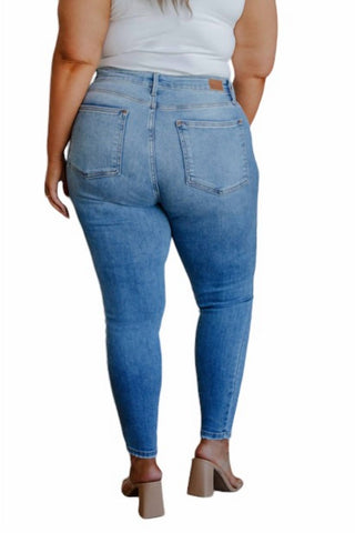 Judy Blue - Mid Rise Vintage Skinny Jeans