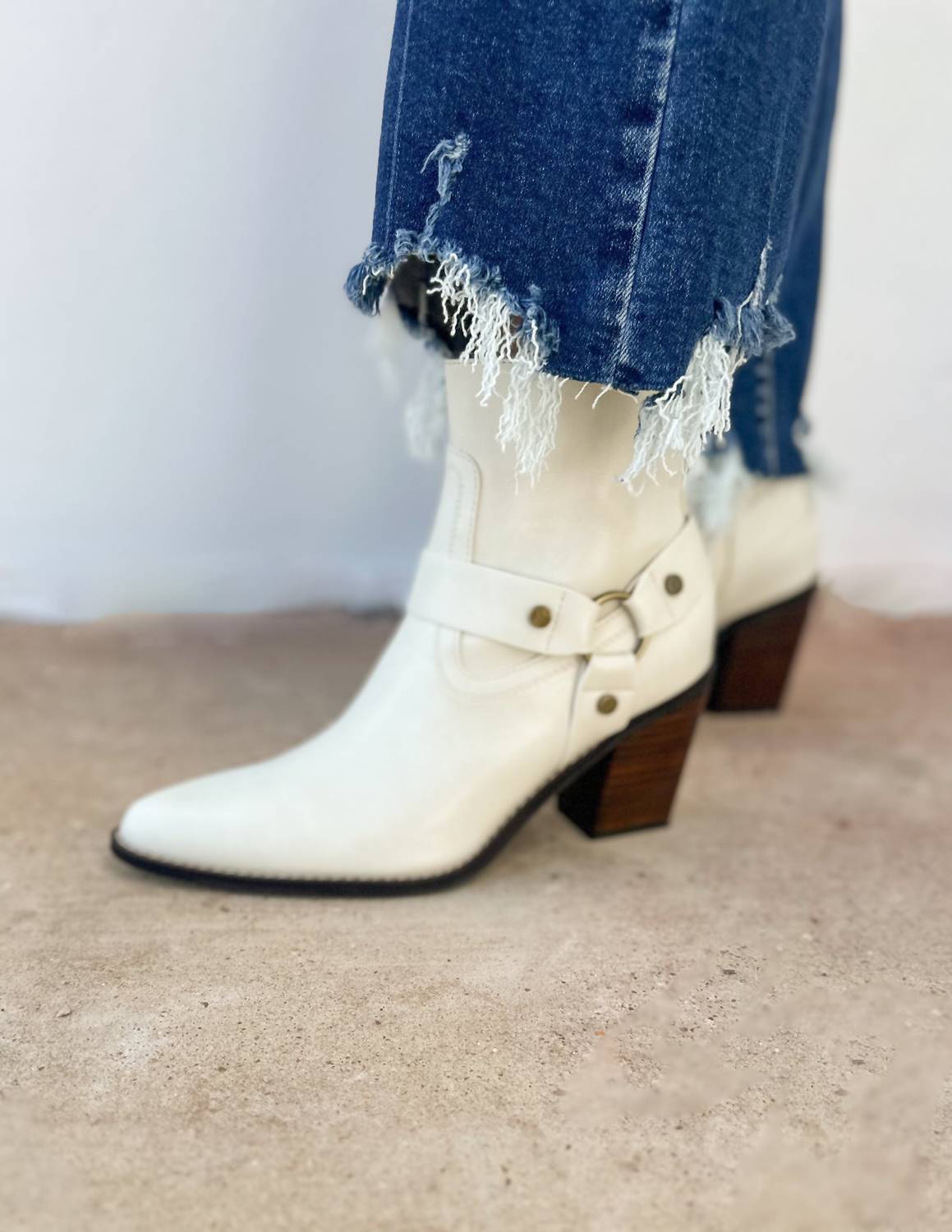 Oasis Society - Women's Jackson Pointed Toe Booties