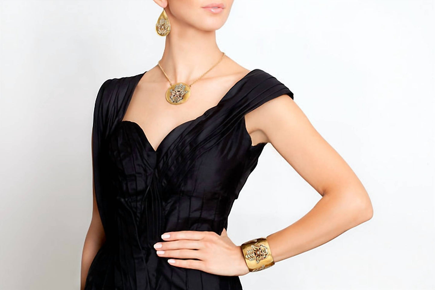 Avenue Chic - Women's Hamsa Pendant Necklace