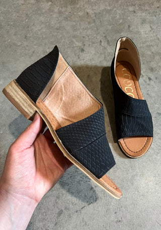 Ccocci - Walk On By Flats