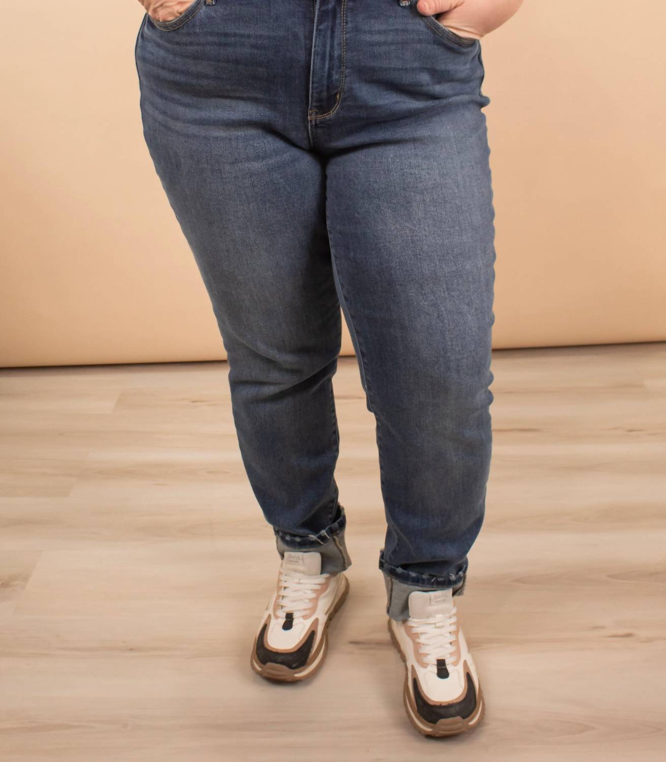 Judy Blue - Midrise Vintage Wash Cuffed Boyfriend Jean