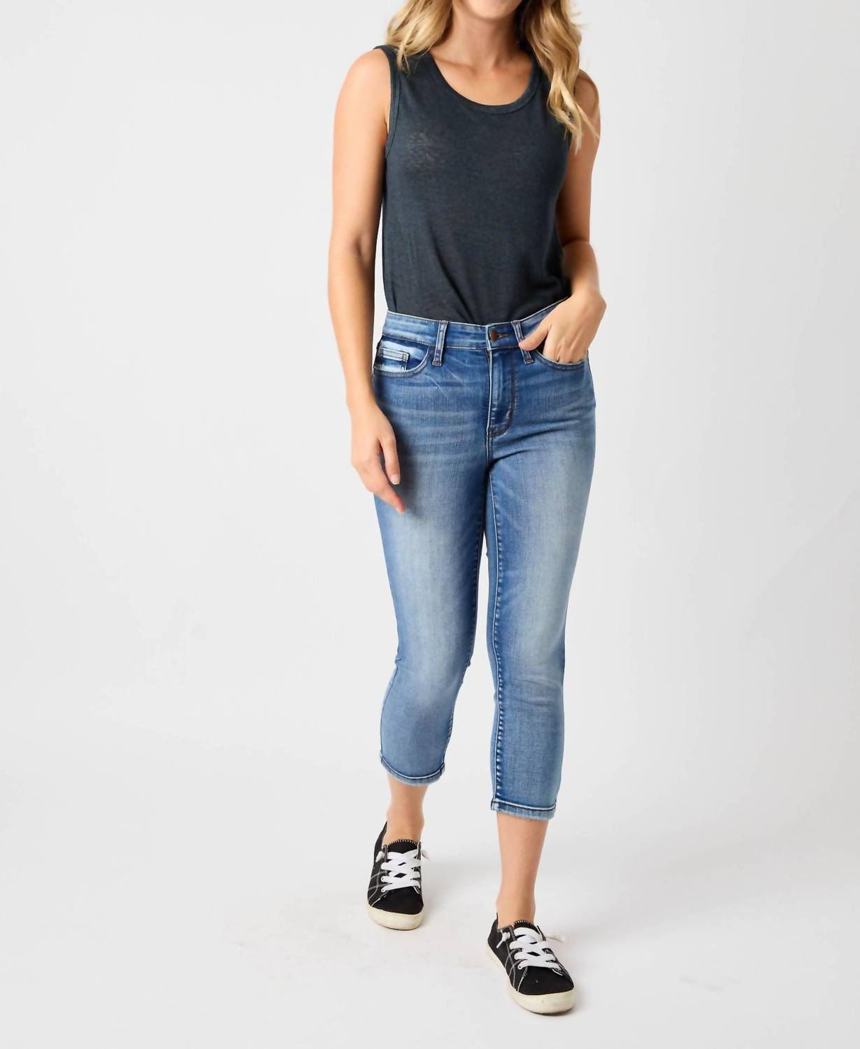 Judy Blue - Midrise Contrast Wash Capris