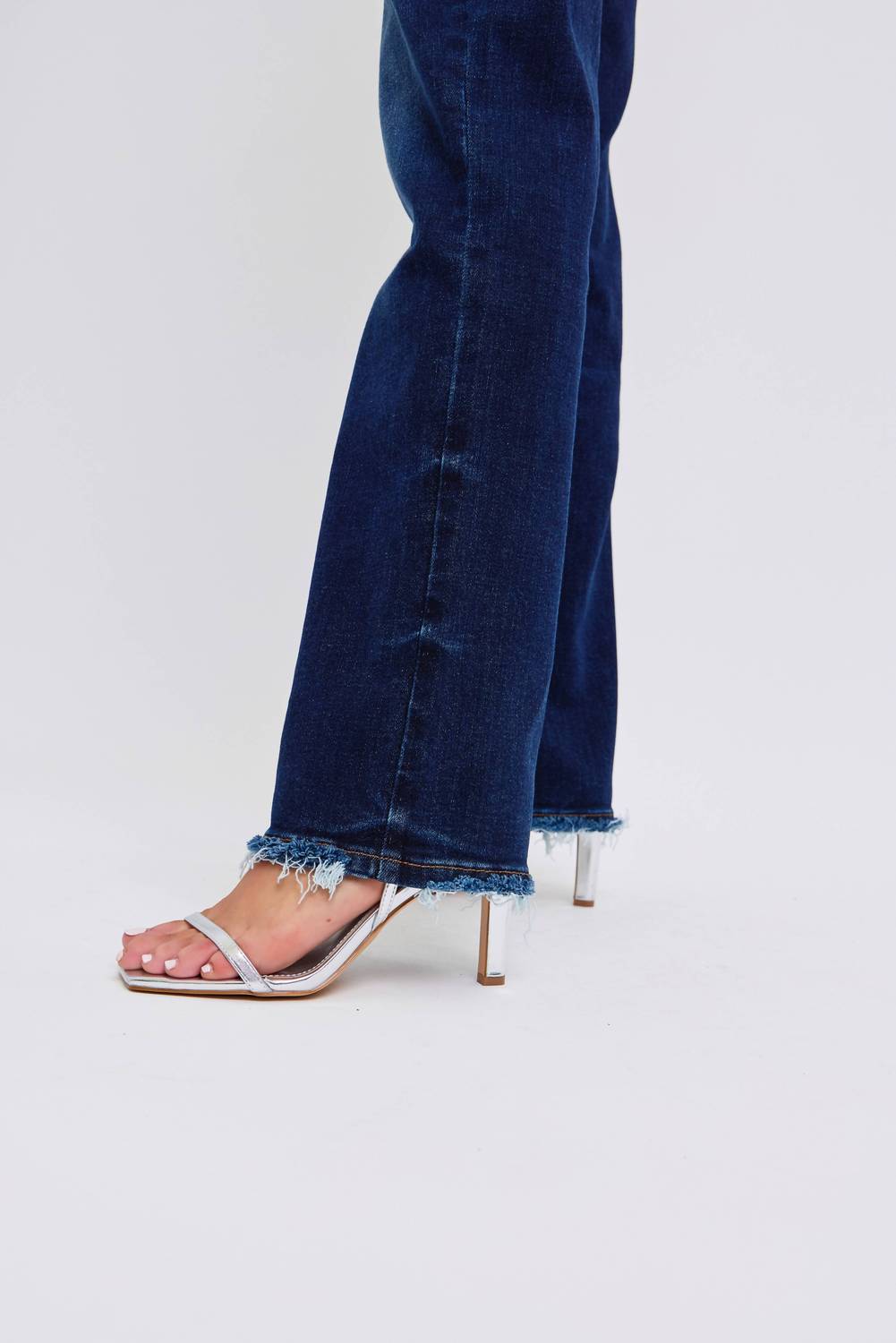 Judy Blue - Mid Rise Straight Leg Jeans With Fray Hem