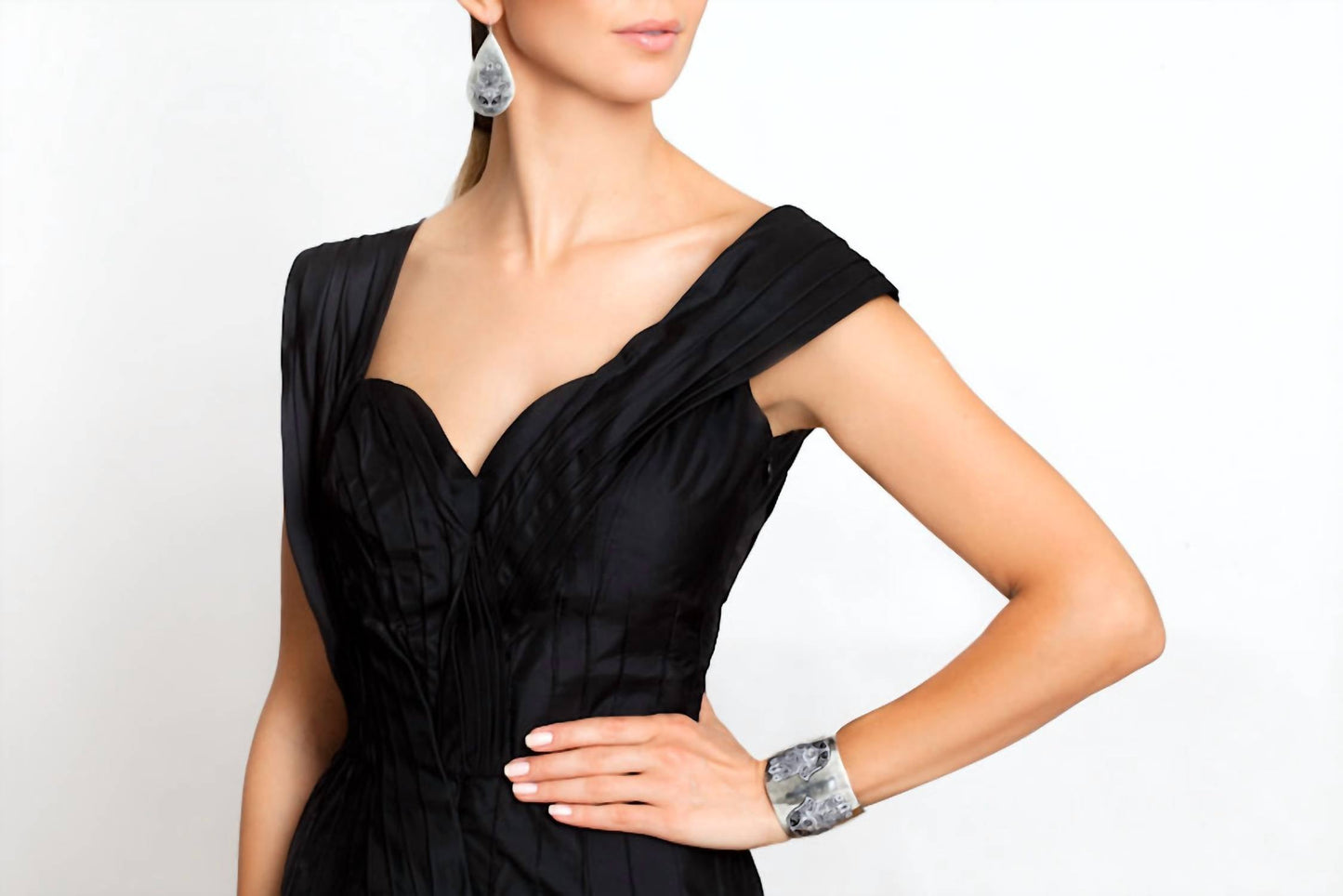 Avenue Chic - Women's Hamsa Cuff