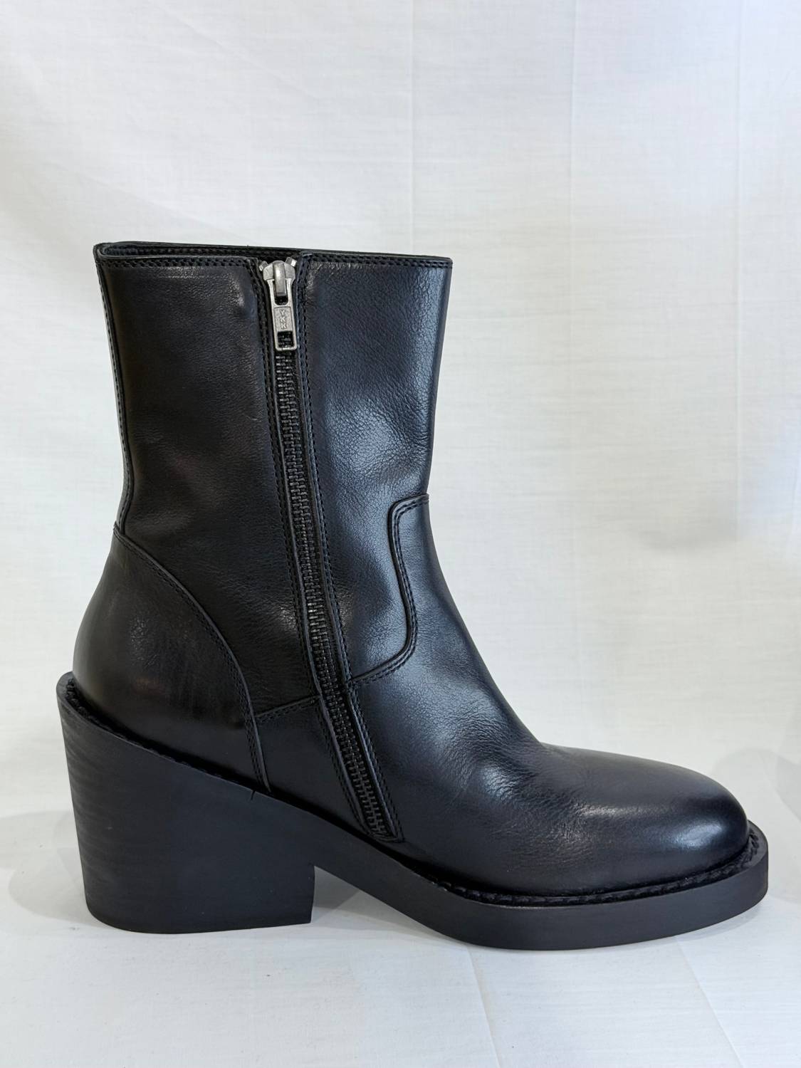 Ann Demeulemeester - Women's Zip Up Leather Ankle Boots