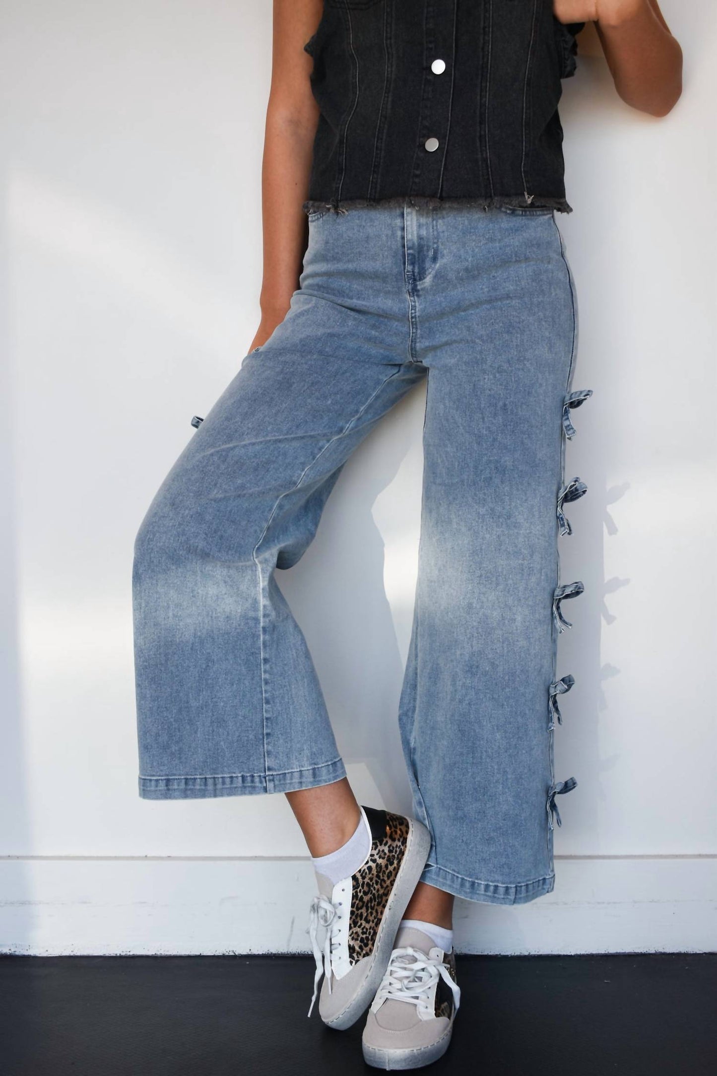 Entro - Bow Detail Wide Leg Jeans