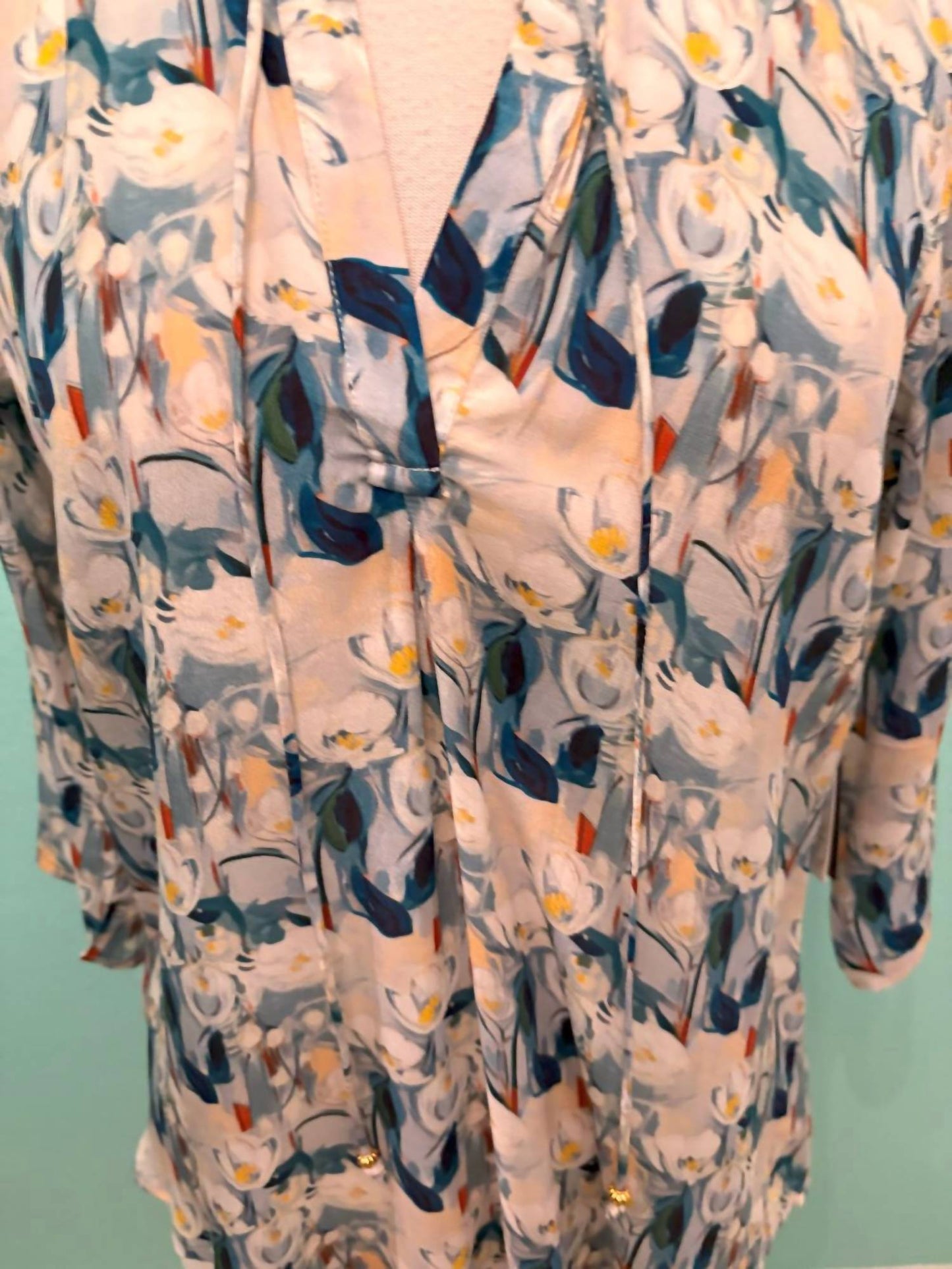 Apny - Women's Tulip Floral V-neck With Tassel Blouse