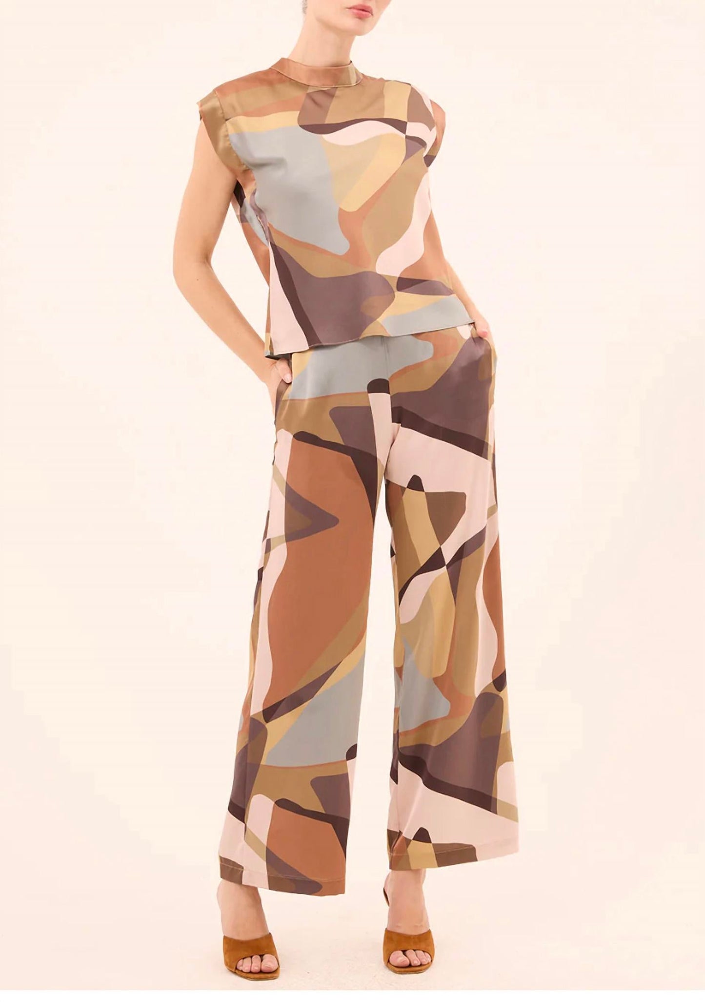 Misa Los Angeles - Izzie Pant