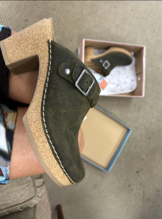 Aetrex - Women Corey Buckle Strap Detail Open Heels Clog