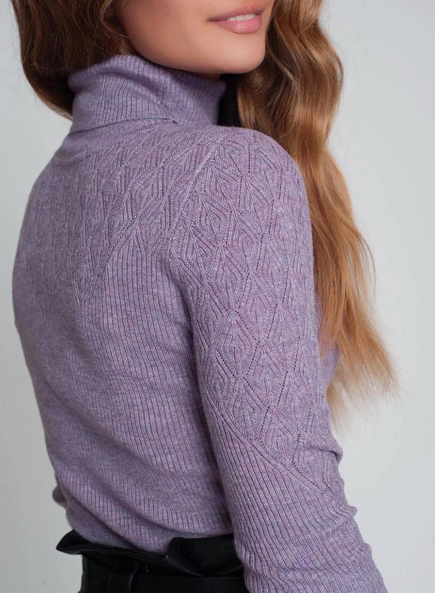 Q2 - STRETCH-KNIT TURTLENECK SWEATER