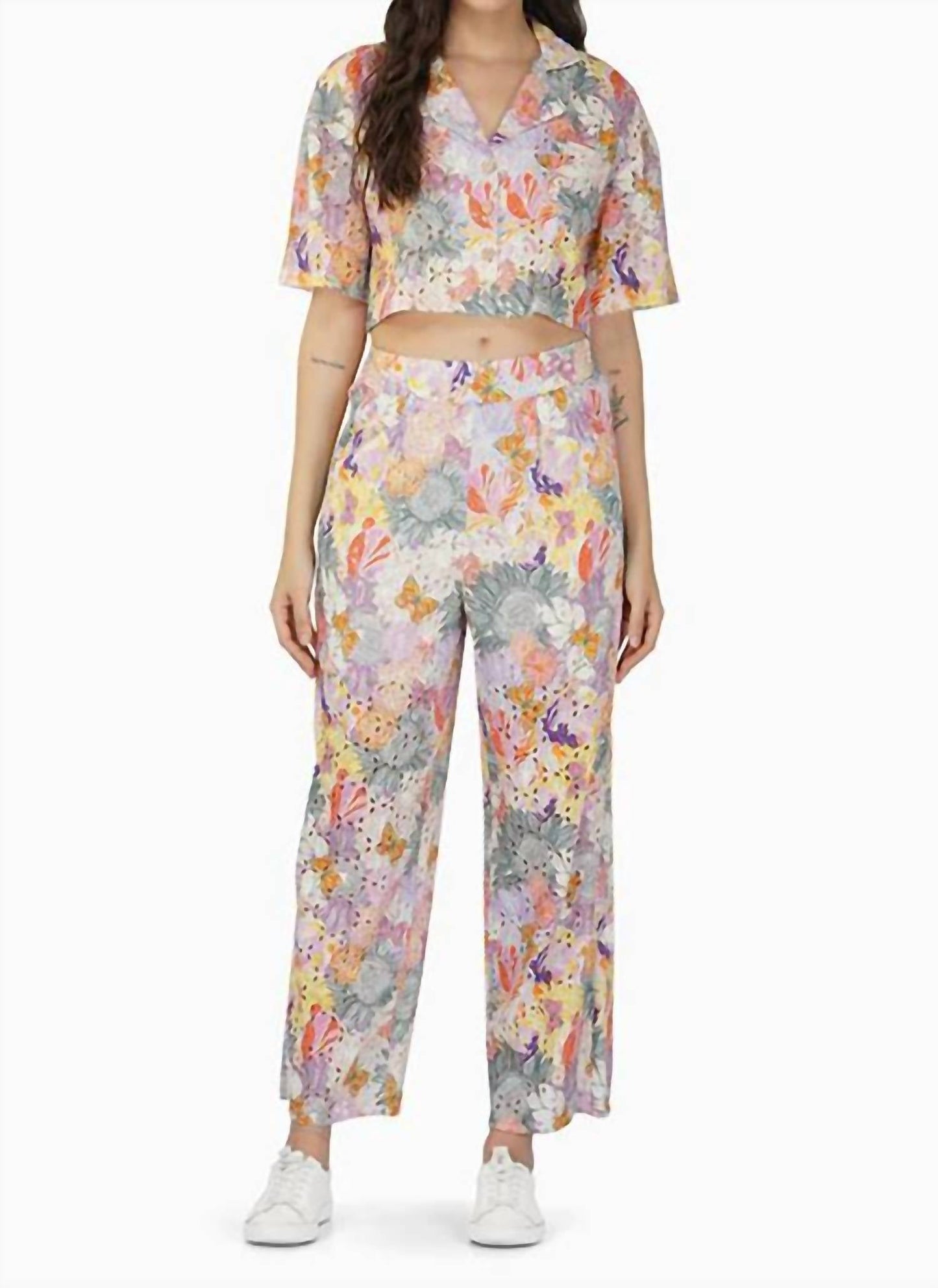 America & Beyond - Swan Daisy Bee Crop Top