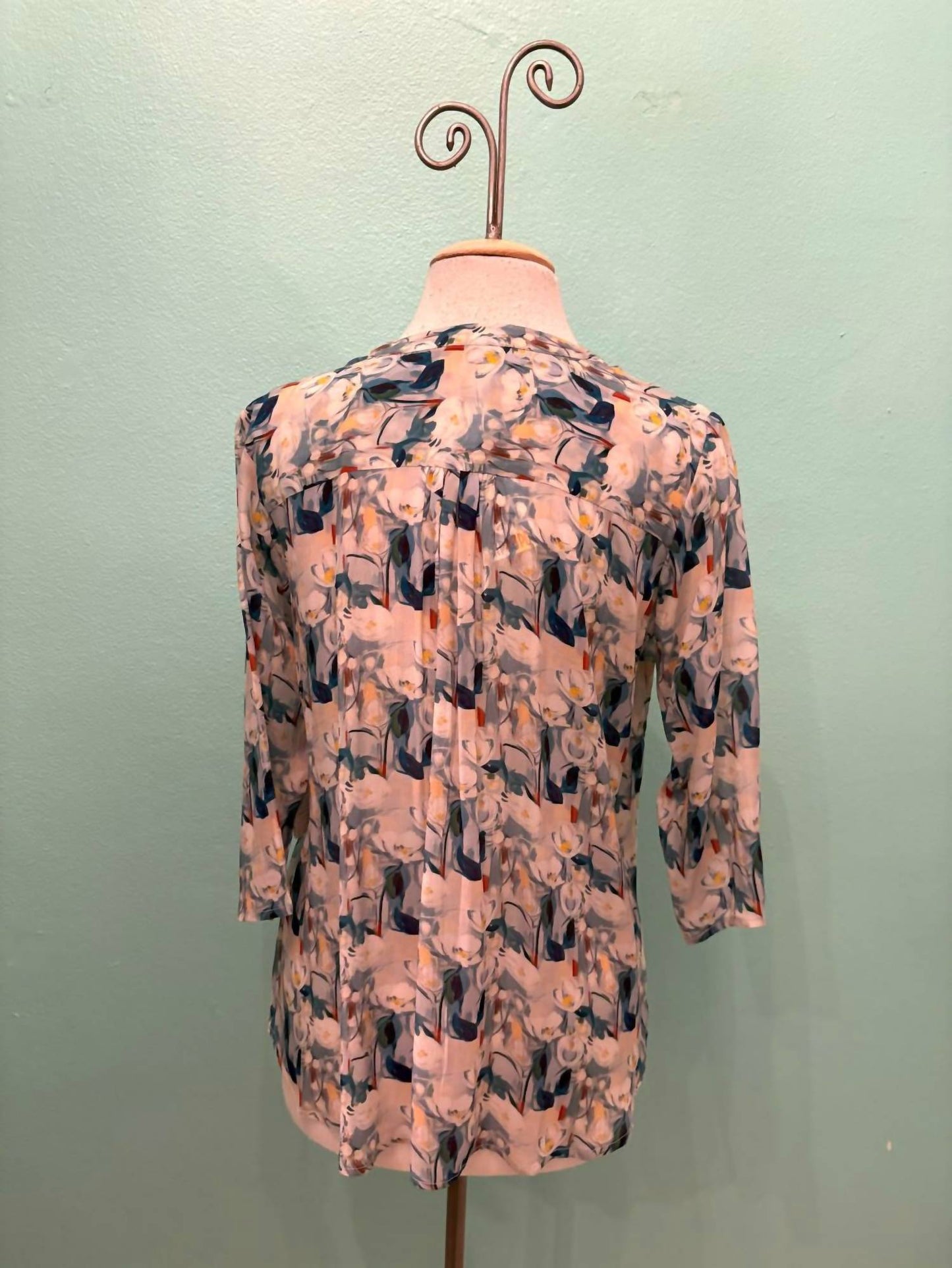 Apny - Women's Tulip Floral V-neck With Tassel Blouse