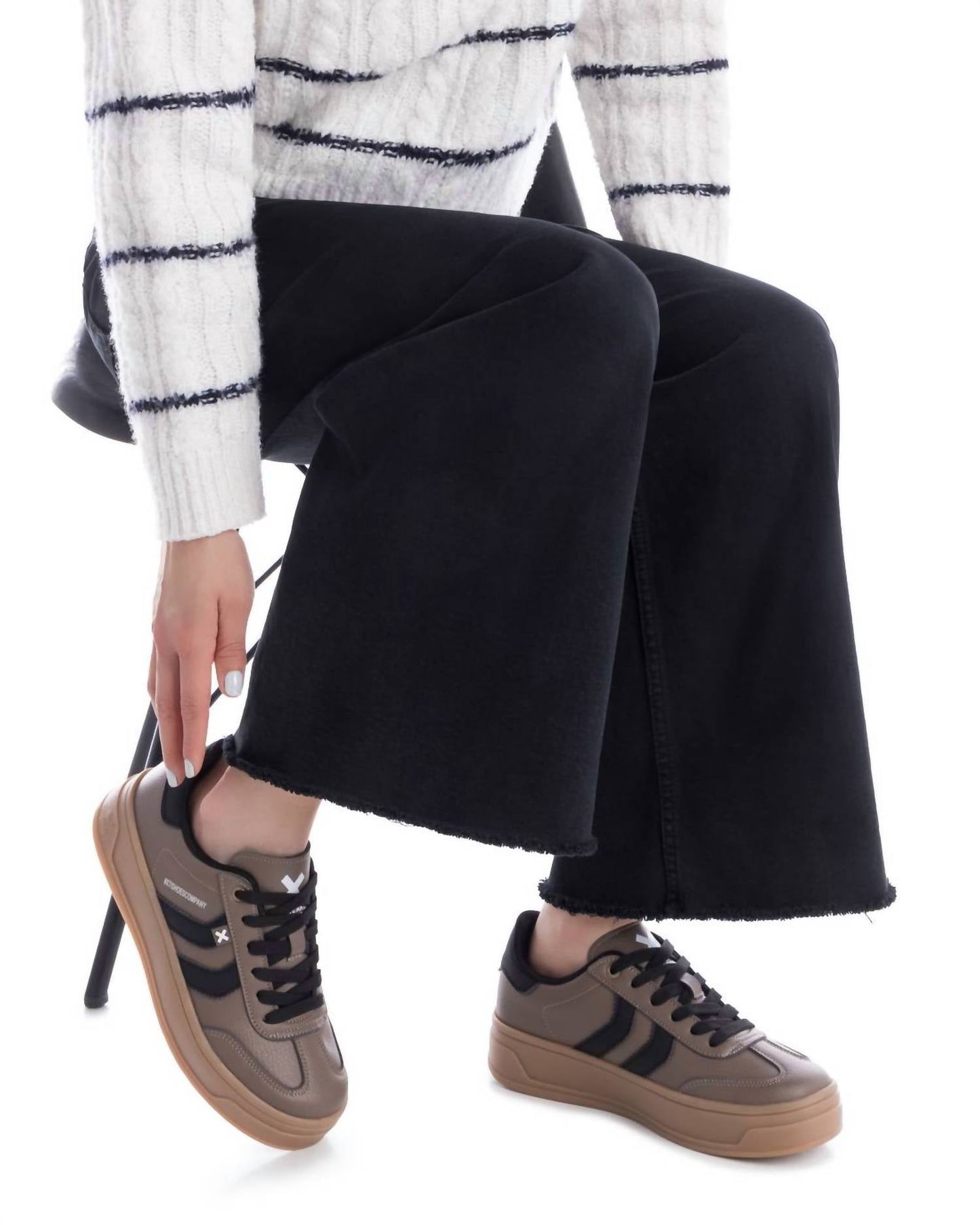 Xti - Women's 144585 Round Toe Sneakers
