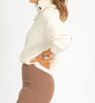 Q2 - BUTTON NECK KNIT