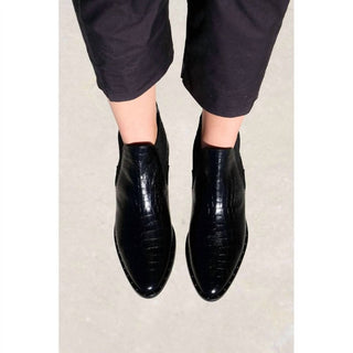 Freda Salvador - Women's Sleek Chelsea Ankle Boot