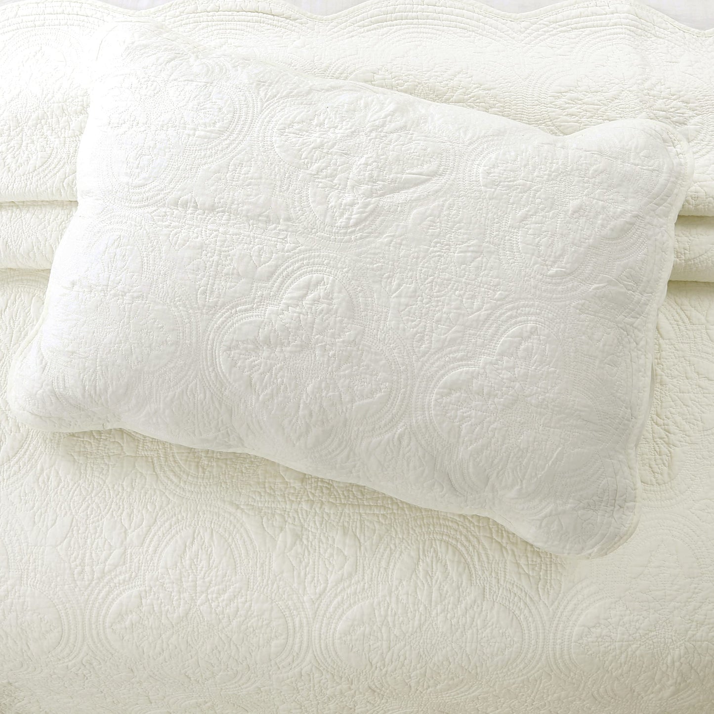 Victorian Medallion Matelassé Oversized Queen Quilt Set