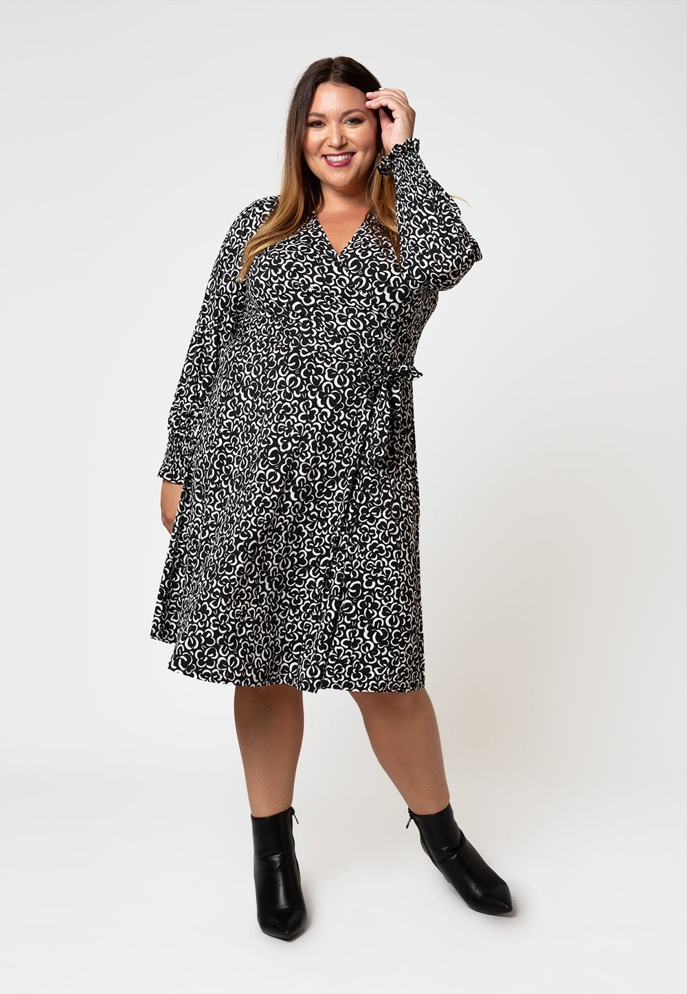 Leota Women's Long Sleeve Perfect Wrap Midi Dress in Graphic Gardenia (Curve) White
