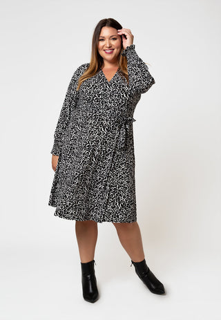 Leota Women's Long Sleeve Perfect Wrap Midi Dress in Graphic Gardenia (Curve) White