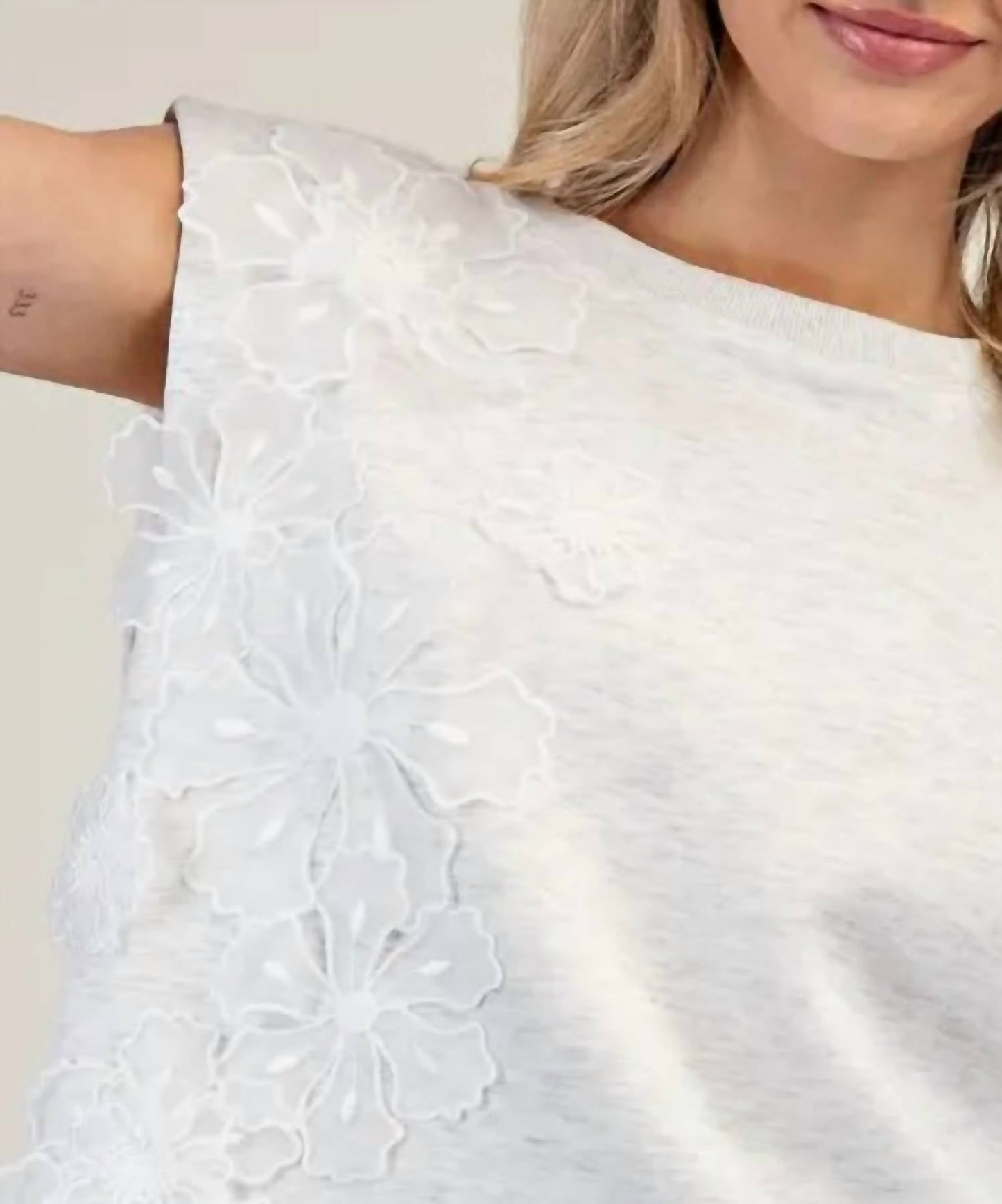 Ee:Some - 3d Floral Sleeveless Top