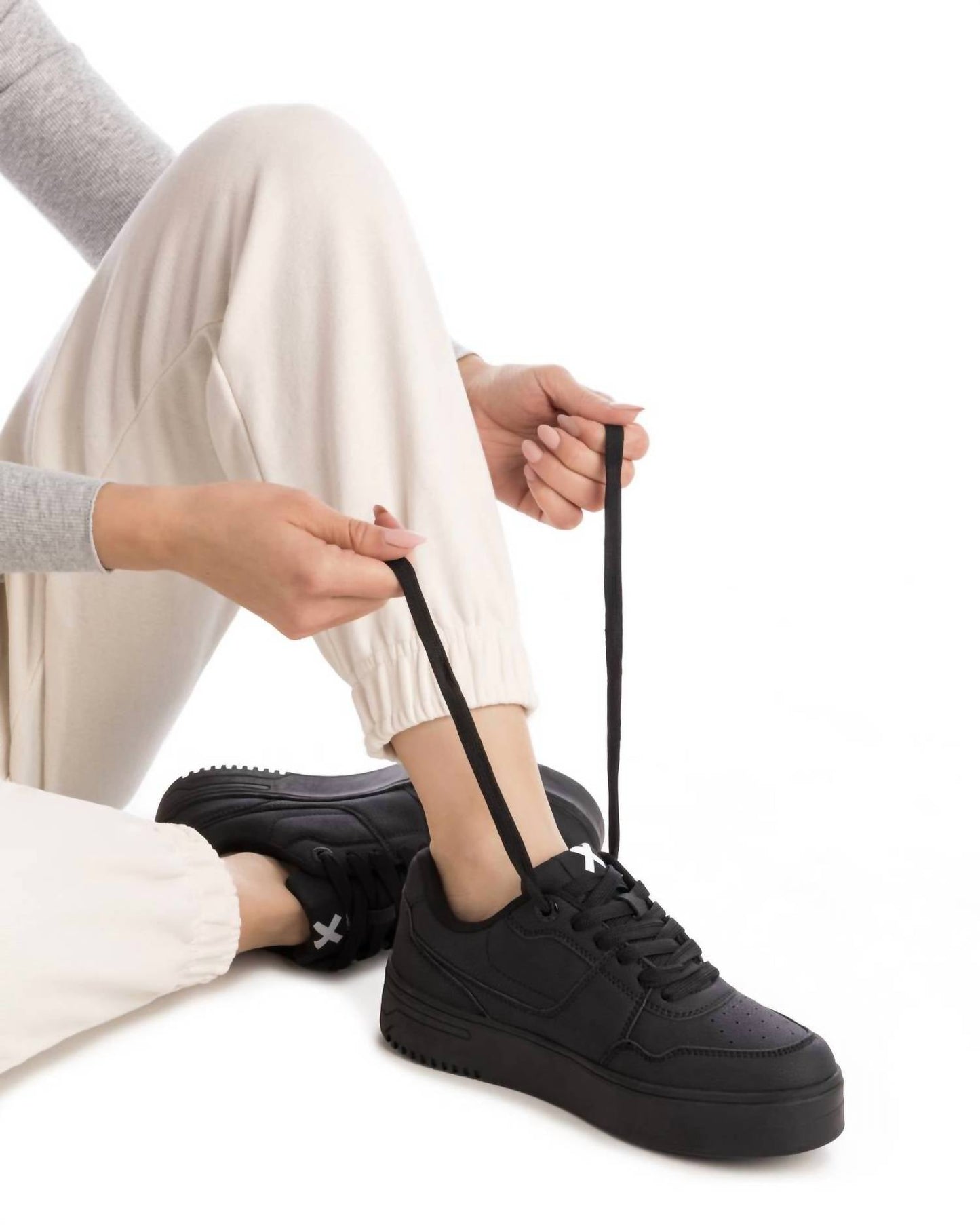 Xti - Women's 144535 Round Toe Sneakers