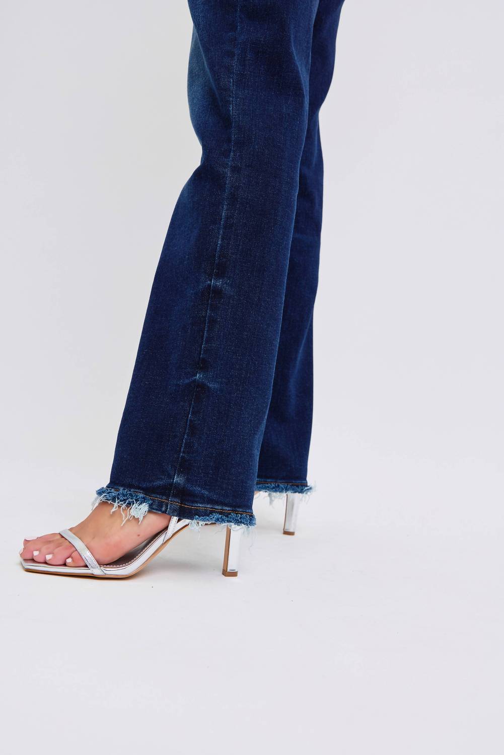 Judy Blue - Mid Rise Straight Leg Jeans With Fray Hem