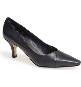 Bella Vita Women's Wow Kitten Heel Pump Black Size 8 N