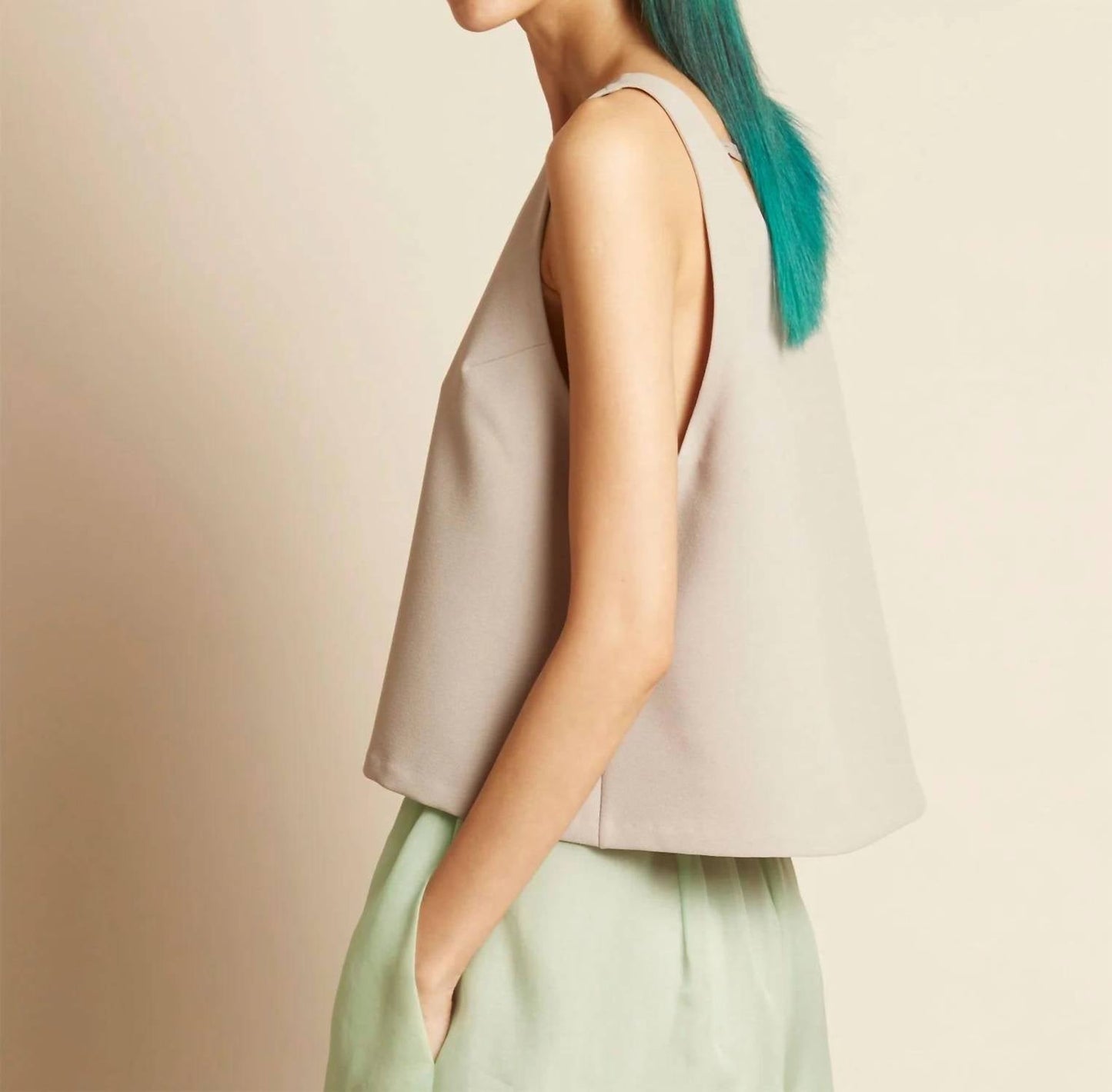 Kaarem - Fennel Sleeveless Back V Cropped Top