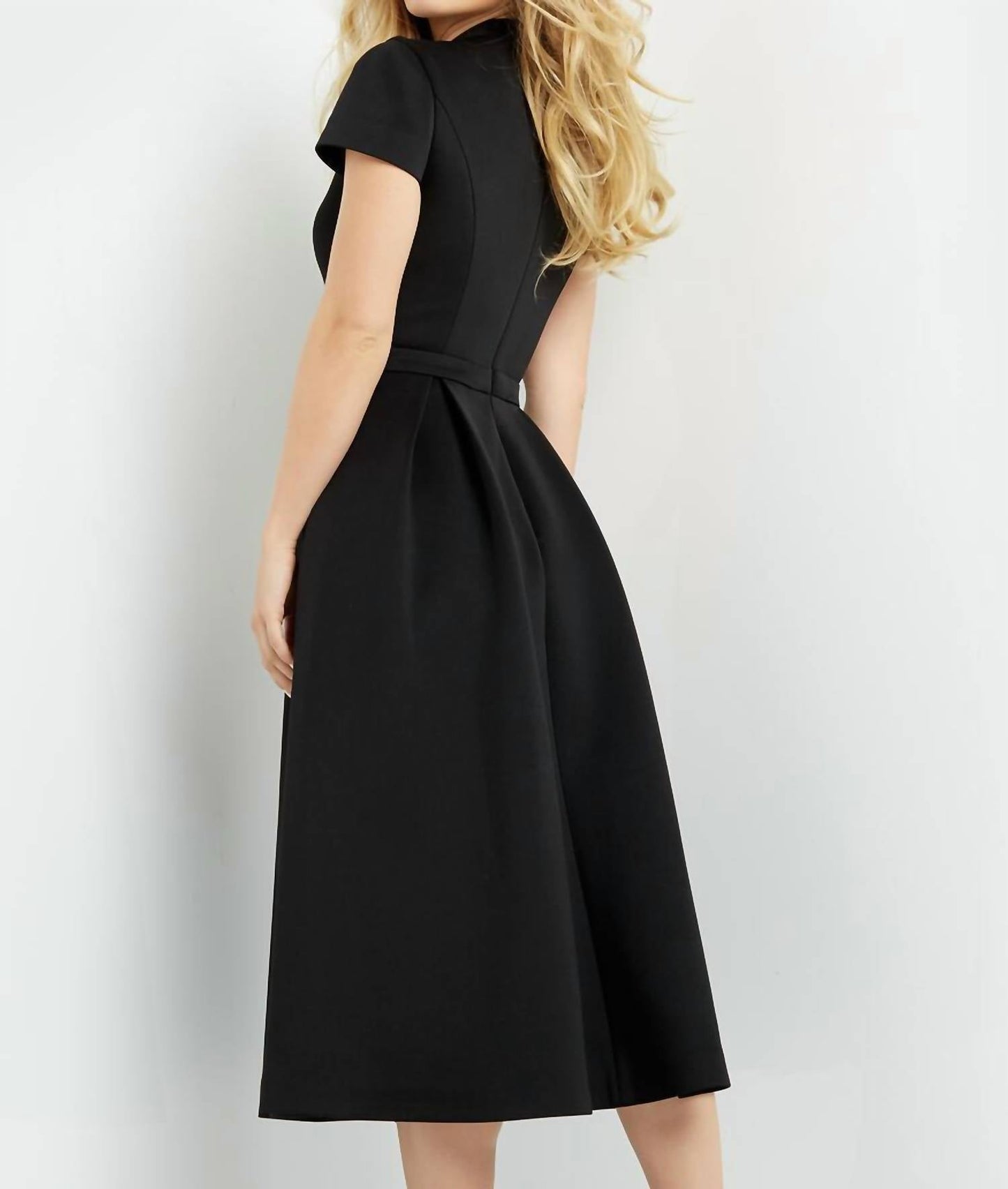 Jovani - Knee-length Cocktail Dress