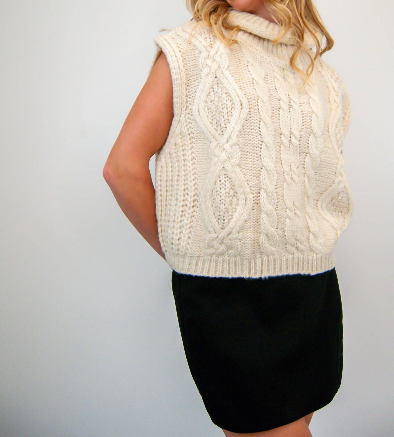 Cloud Ten - Sleeveless Cable Knit Sweater