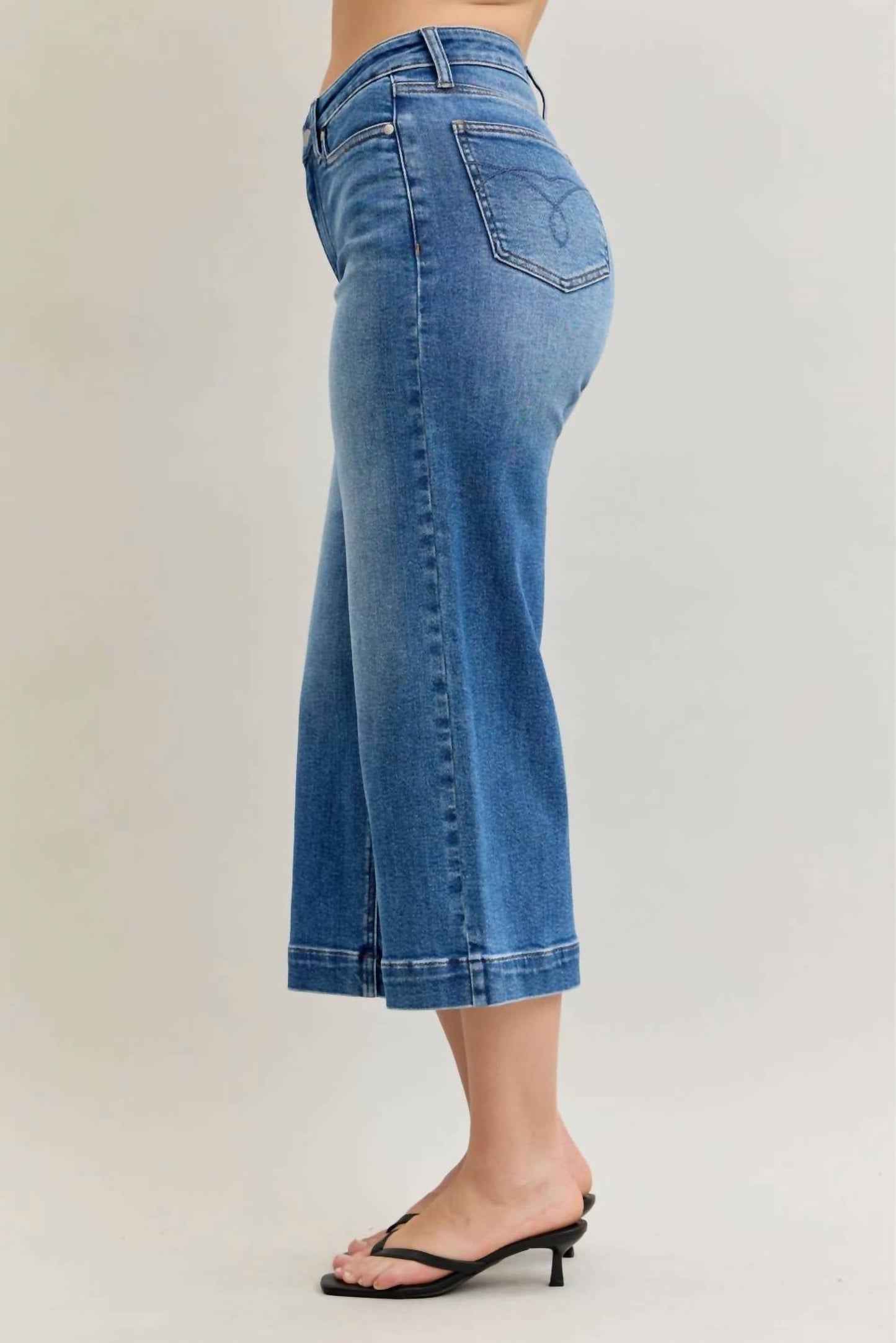 Judy Blue - Mid Rise Wide Crop Vintage Jeans