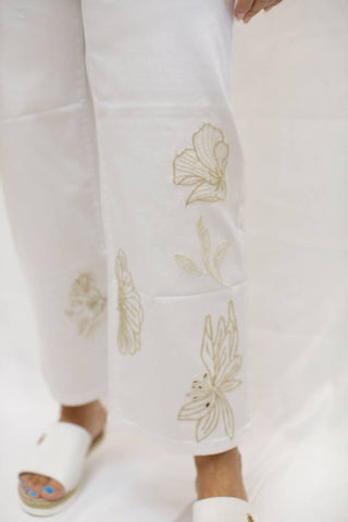 Charlie B - Women's Embroidered Flower Crop Pant