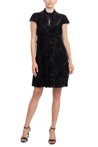 Adrianna Papell - Cap Flare Sleeves Velvet Short Dress