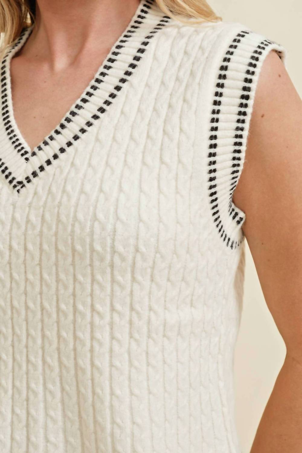Cloud Ten - LINE ACCENT SWEATER VEST