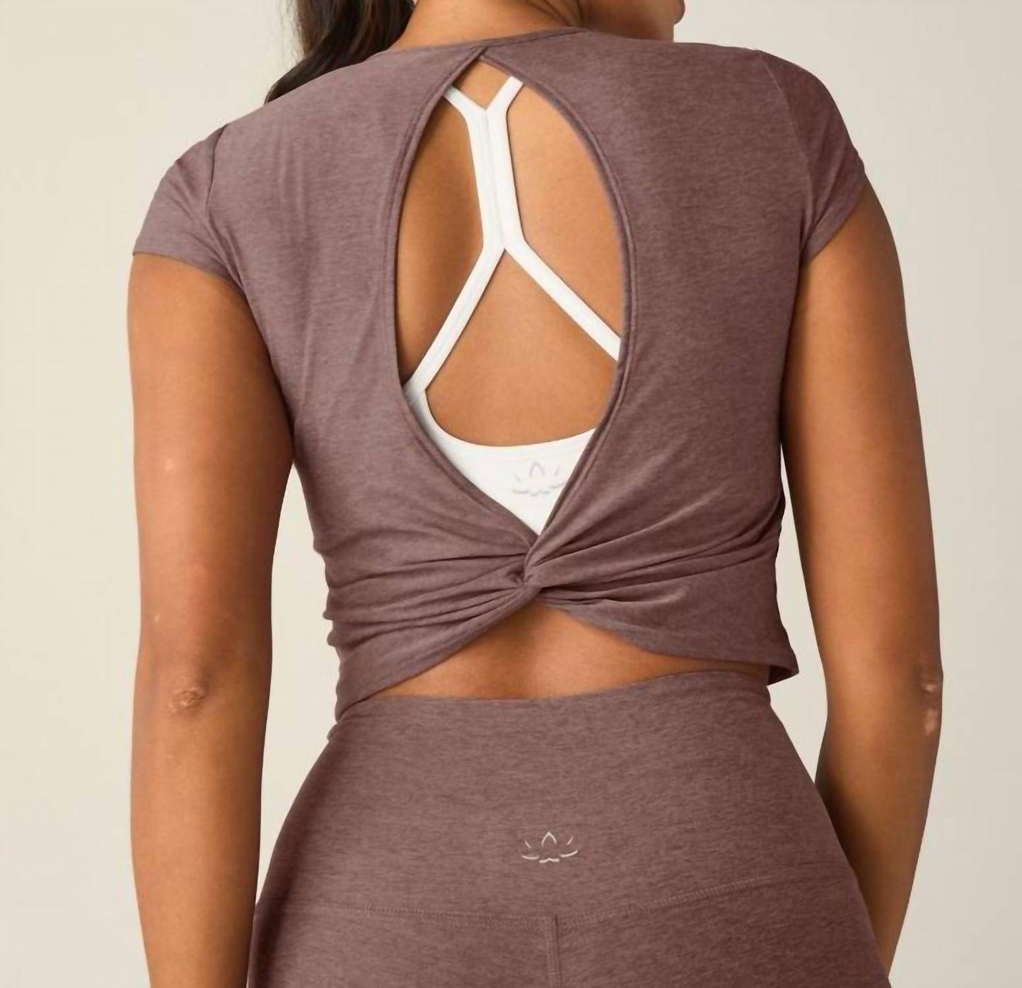 Beyond Yoga - Featherweight Let Go Twist Back Crop Top