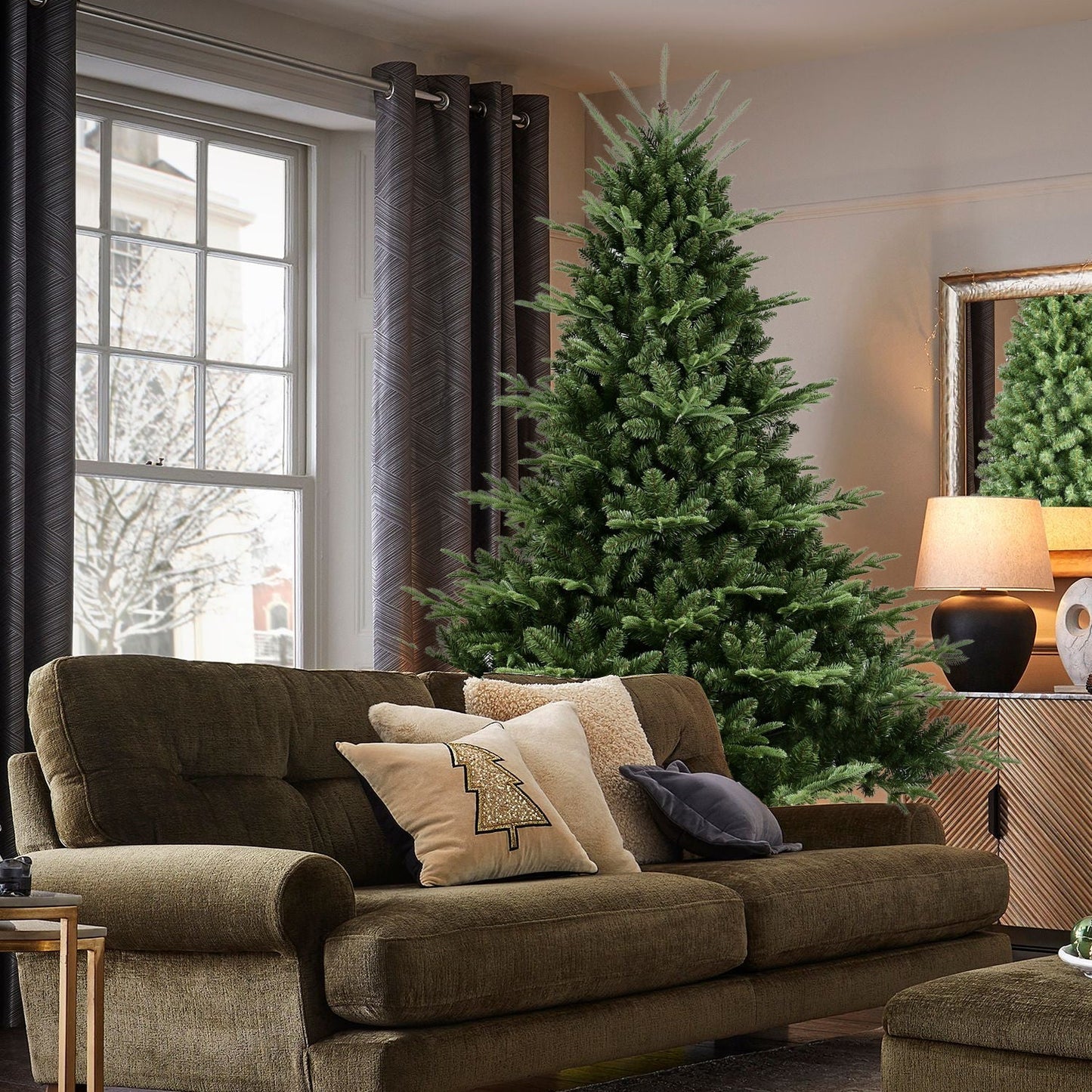 Full-Shaped 6 Ft Christmas Tree with 1673 PE/PVC Tips