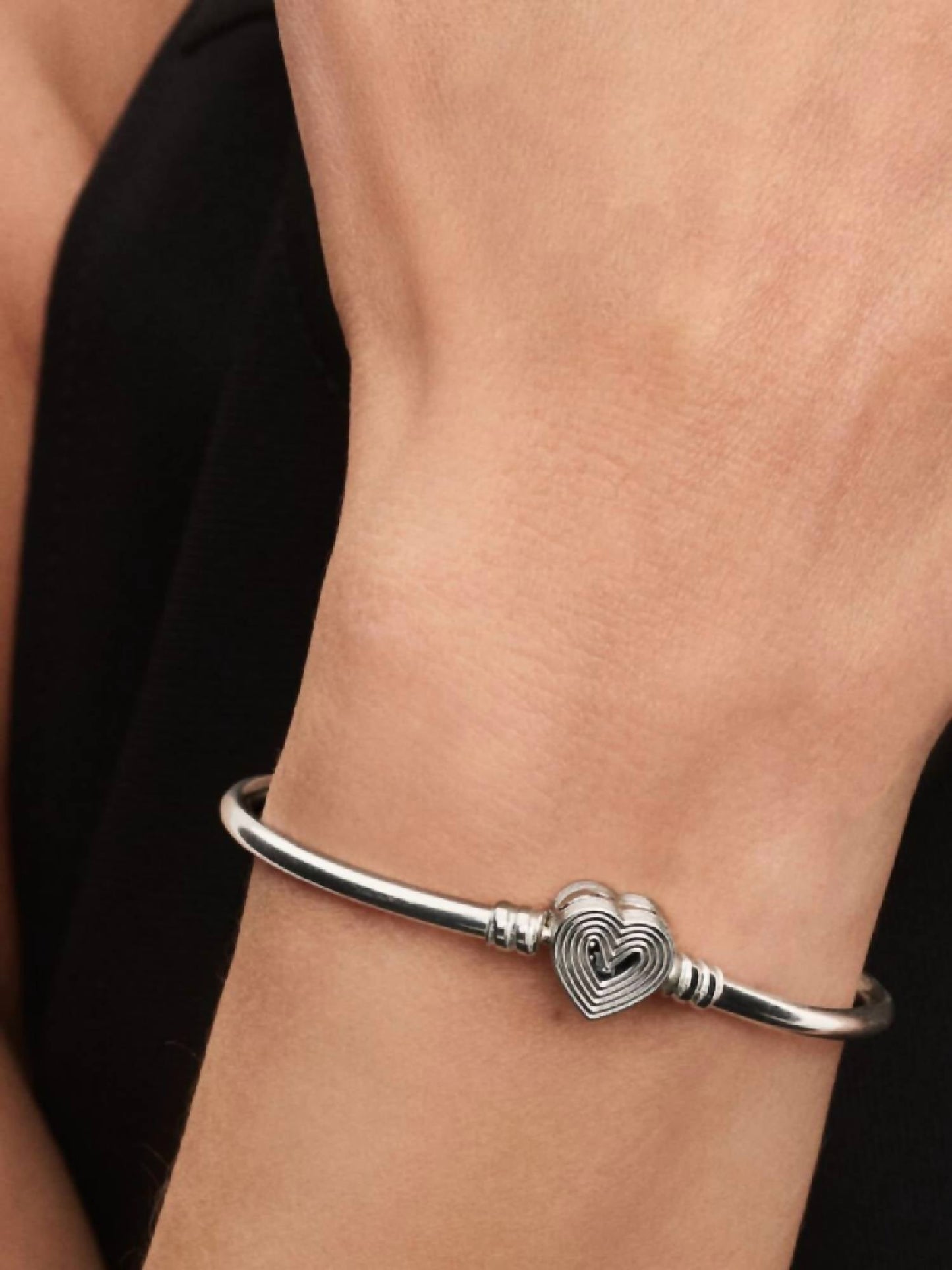 Pandora - Radiating Heart Clasp Bangle Sterling silver Lg