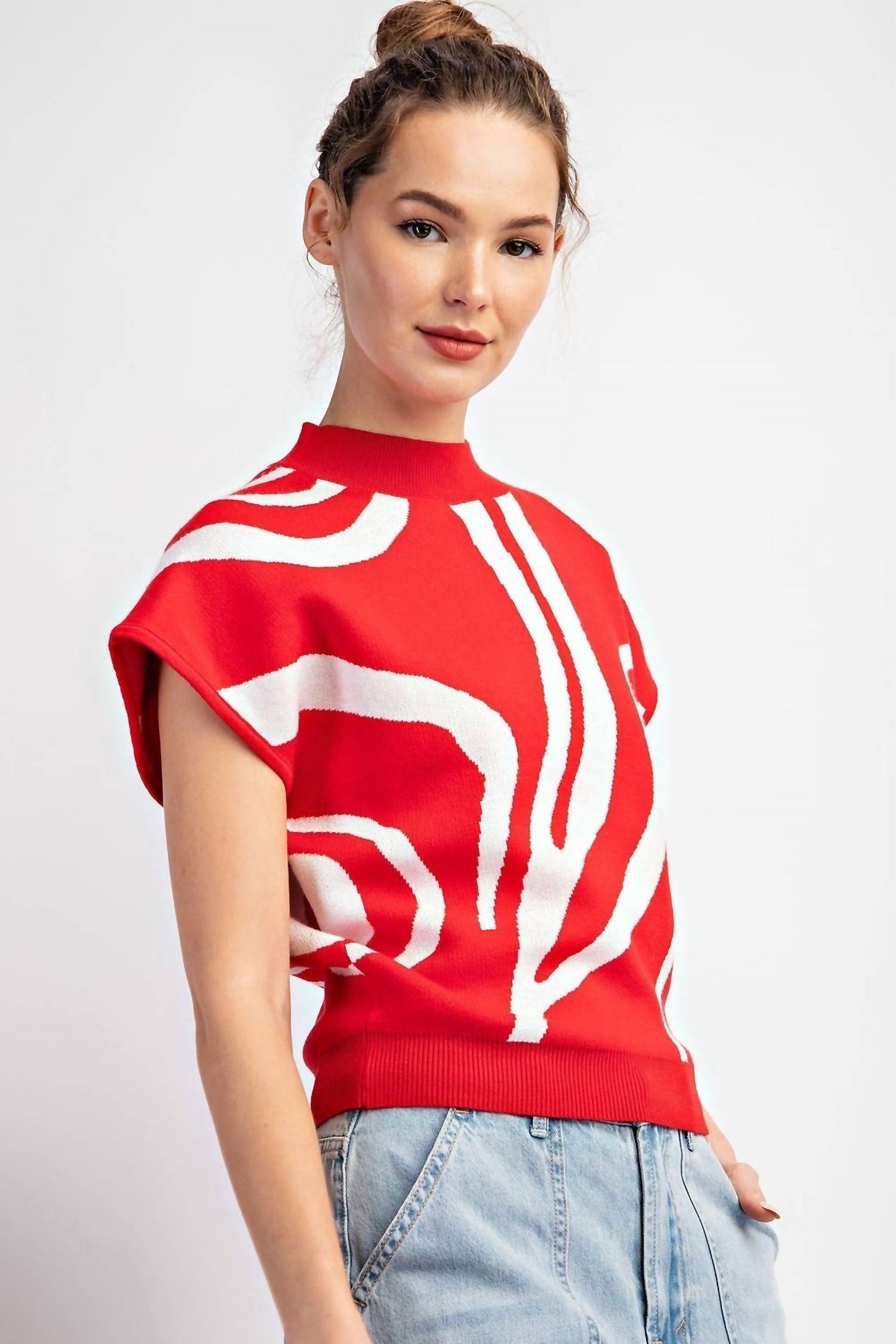 Ee:Some - Curvy Simplistic Swirl Mock Neck Top